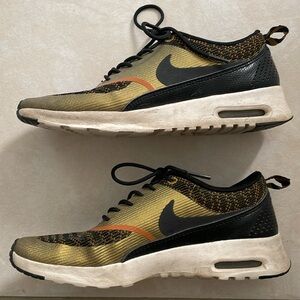 💛 Rare Find. NIKE Gold and Black Air Max Thea Sneakers